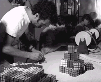 Die Herstellung des Original-Rubik-Würfels
   in Ungarn